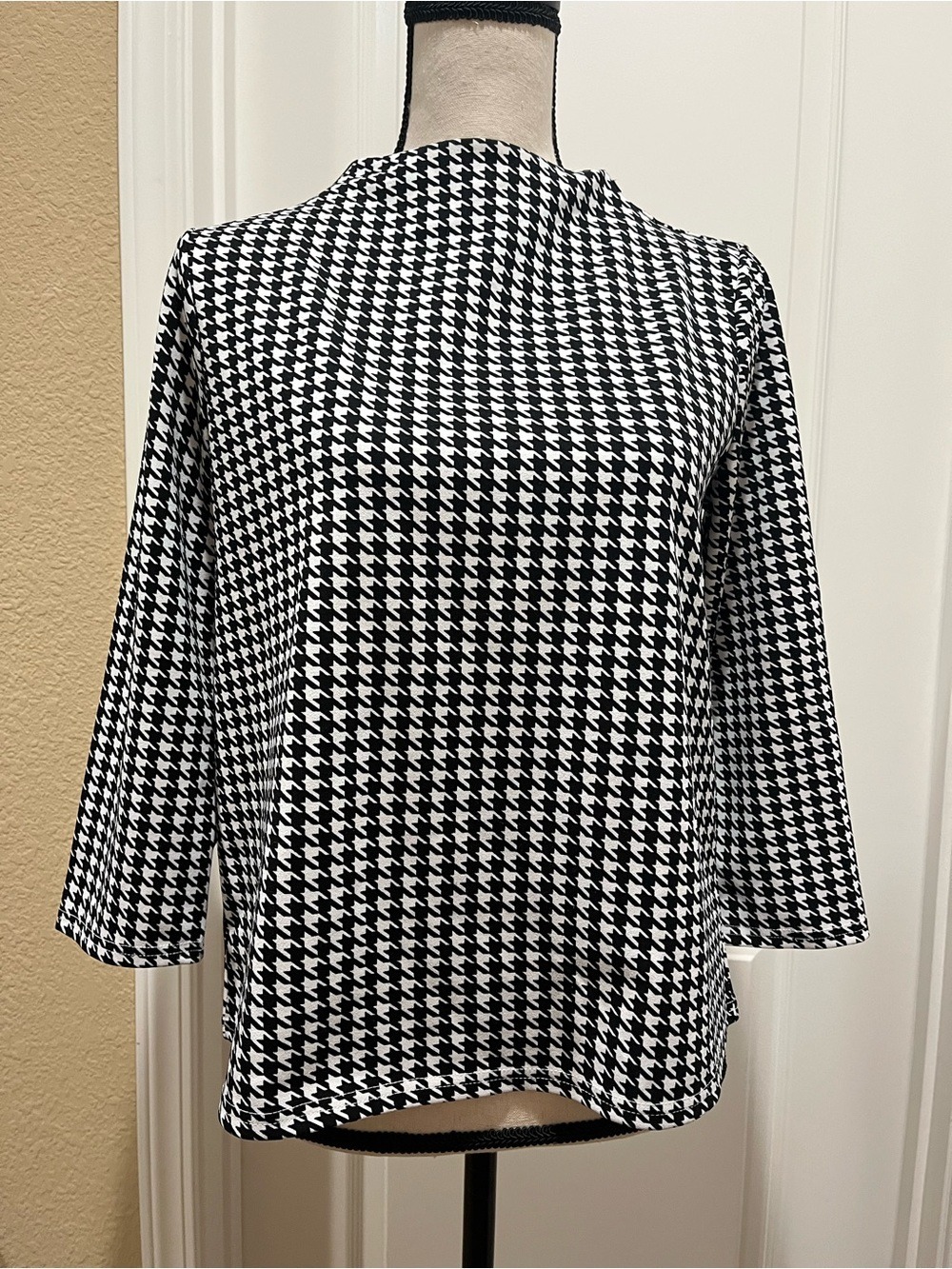 MELLODAY BLACK AND WHITE HOUNDSTOOTH HIGH NECK TOP. Size S - Picture 2 of 8